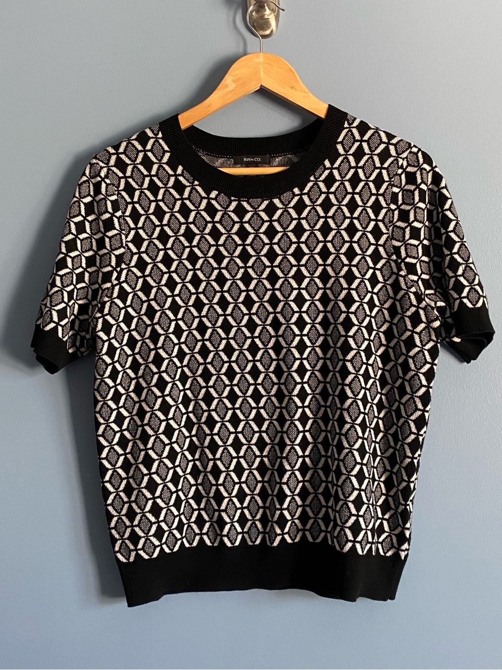 RW&CO. Black & White Geometric Short Sleeve Sweater